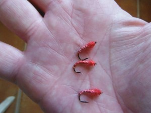 The finished fly. PersonaIly, I like to de-barb them. Then it´s off to the river to find a carp thick enough to eat one!