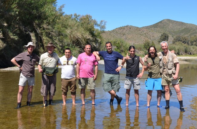 What a bunch of pros! From left to right: Guillermo (producer) Moi, Gustavo (driver), Fernando (driver), Raúl (director), Paco (cameraman), Juan (cameraman), John
